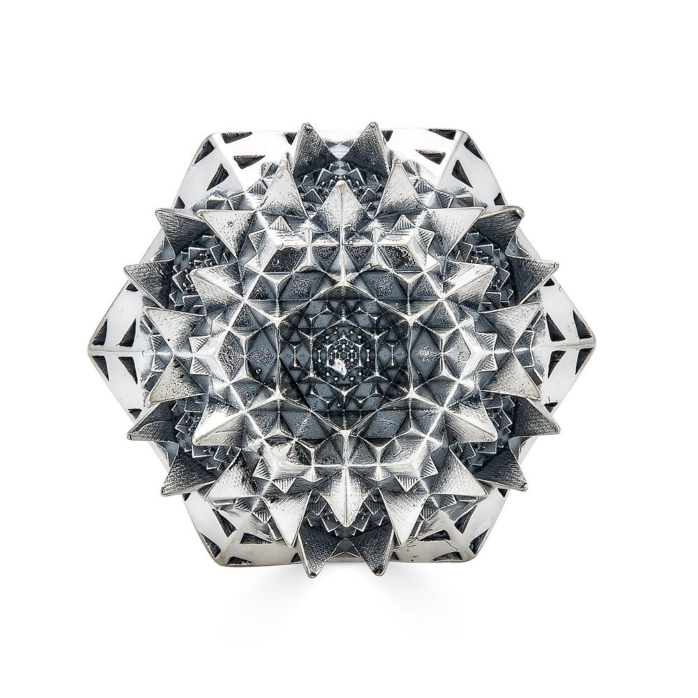 Utilizzando la piattaforma di personalizzazione THOSCENE sviluppata da John Brevard, questo pezzo è stato progettato sulla base dei sistemi astrologici e della geometria sacra per integrare i modelli presenti nel nostro cosmo. Caratterizzato da