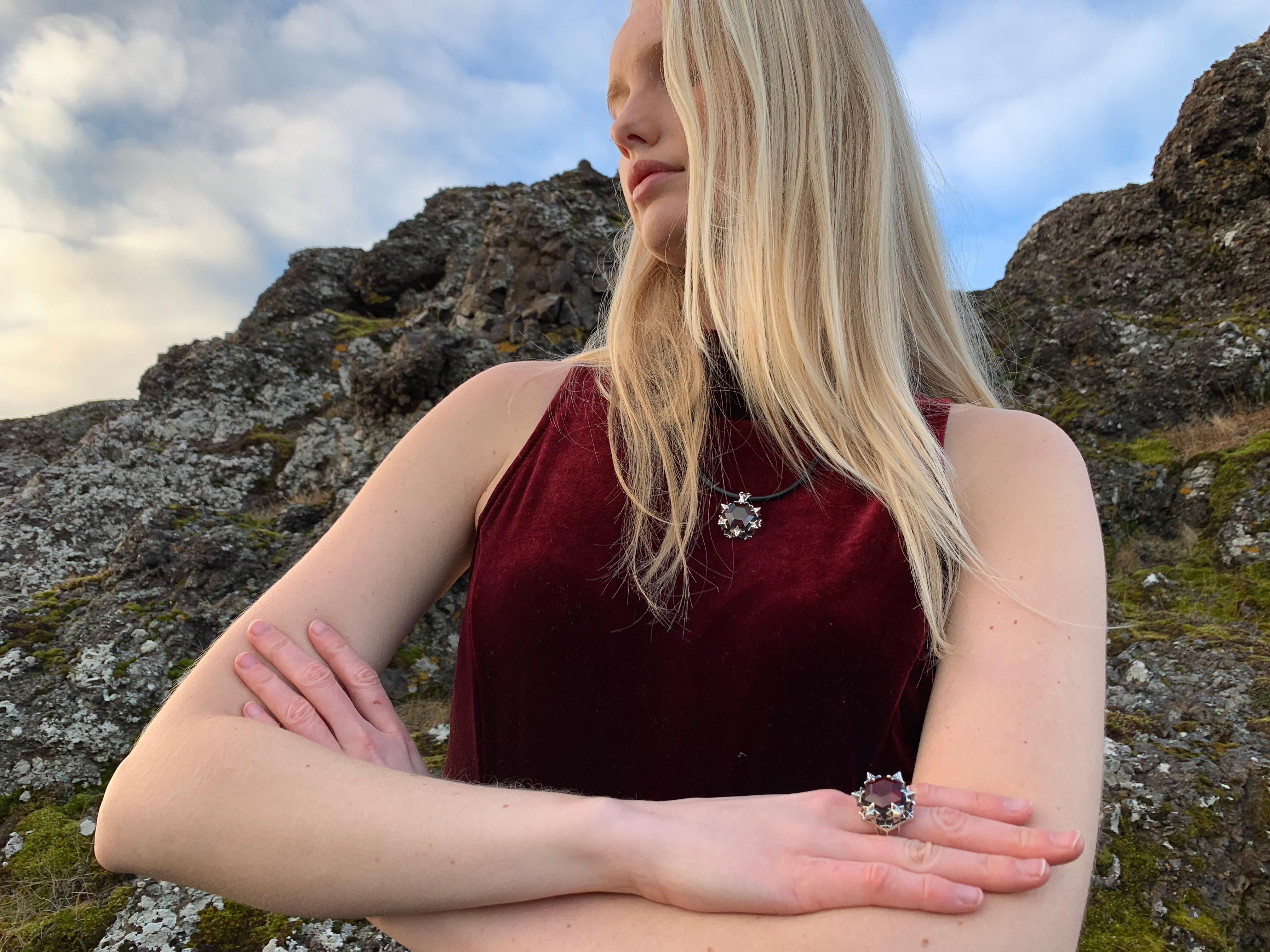 Questa collana con ciondolo unico presenta una pietra di ematite incastonata nell'argento sterling ed evoca il risveglio nella propria vita. Ispirato agli algoritmi universali e ai modelli frattali, questo pezzo in edizione limitata è un pezzo di
