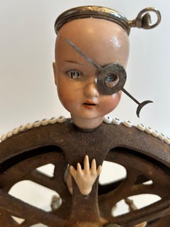 Nachdenkliche Mixed-Media-Skulptur mit dem Titel Finding Stillness in a Spinning World