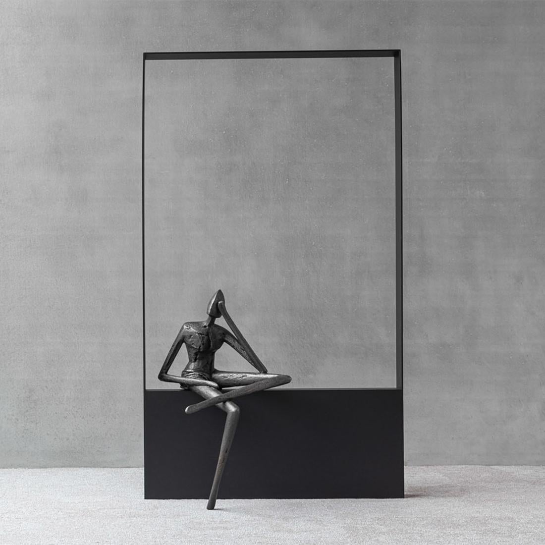 Pensieri scultorei in bronzo con scultura figurativa del corpo
in bronzo massiccio con finitura marrone e struttura in alluminio
in finitura nera.