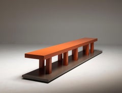 Banco de madera grande de mil patas de colores diseñado por Aldo Cibic