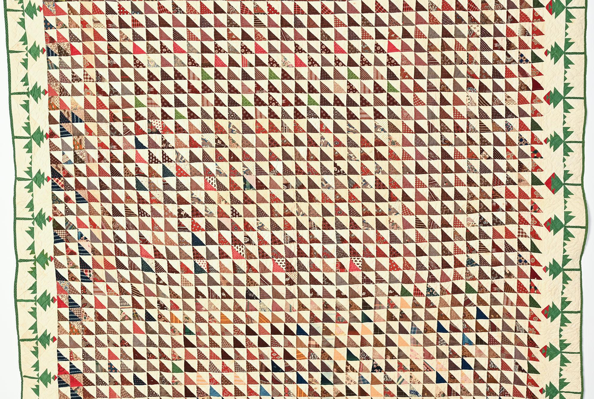 Tausend-Pyramiden-Quilt mit einer wunderschönen Umrandung aus Feldlilien (ein Muster, das man nicht oft sieht). Die Dreiecke sind aus einer schönen Auswahl von  meist bedruckte Stoffe aus dem letzten Viertel des 19. Jahrhunderts. Das ungewöhnliche