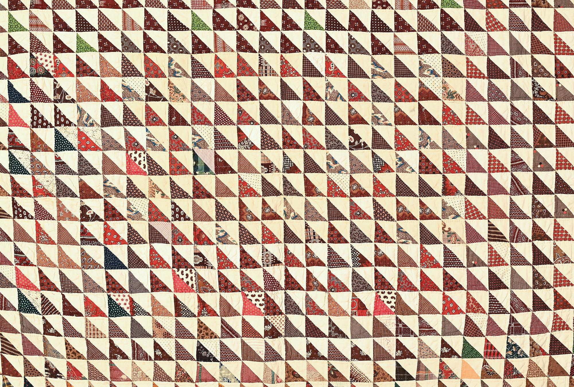 Thousand Pyramiden-Steppdecke mit Lilie des Feldrands (Land) im Angebot