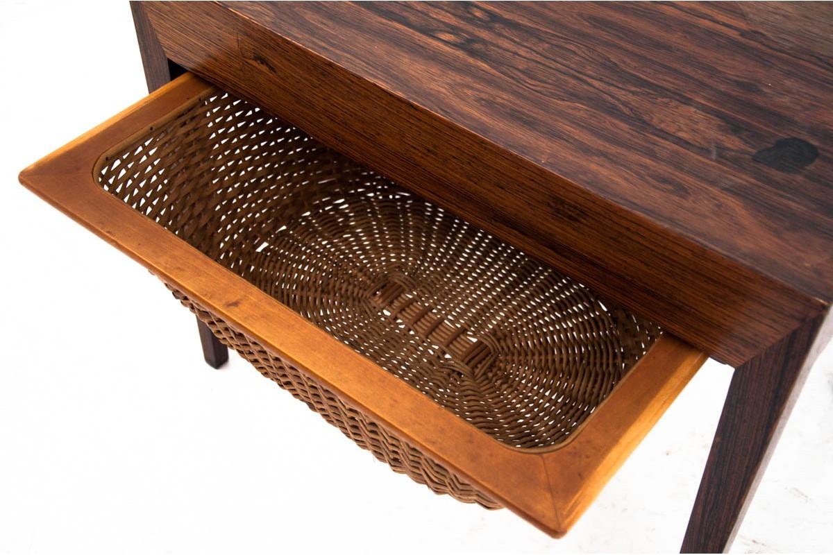 A thread table, Denmark, 1960s
Wood: rosewood

Dimensions: Height 50 cm, width 60 cm, depth 44 cm.