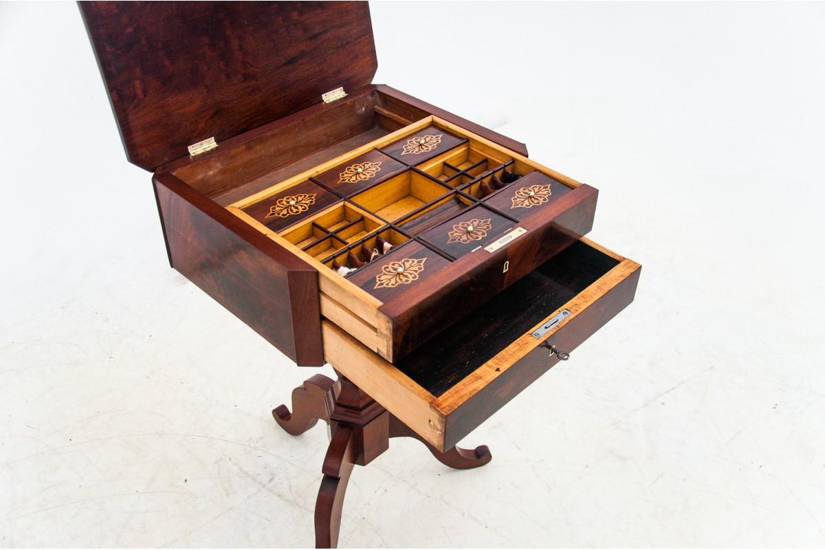 Walnut Thread table, Northern Europe, circa 1860. Antique. For Sale