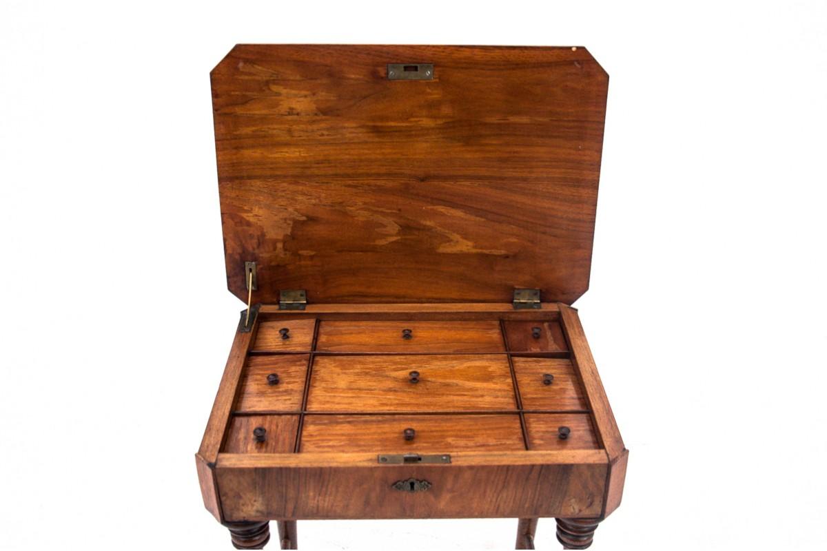 Thread table, Northern Europe, circa 1890. In Good Condition For Sale In Chorzów, PL