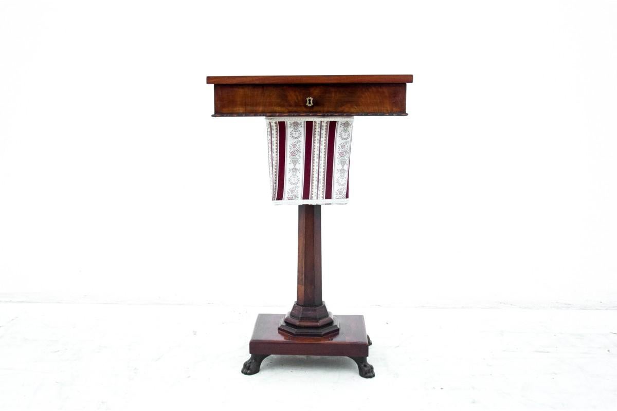 Thread Table, Northern Europe, Late 19th Century In Good Condition For Sale In Chorzów, PL