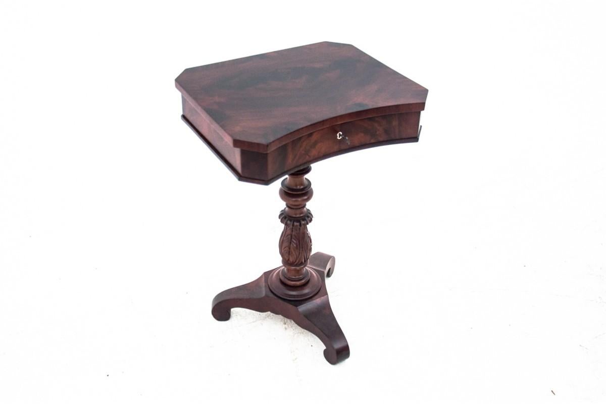 Thread table, Northern Europe, late 19th century. In Good Condition For Sale In Chorzów, PL