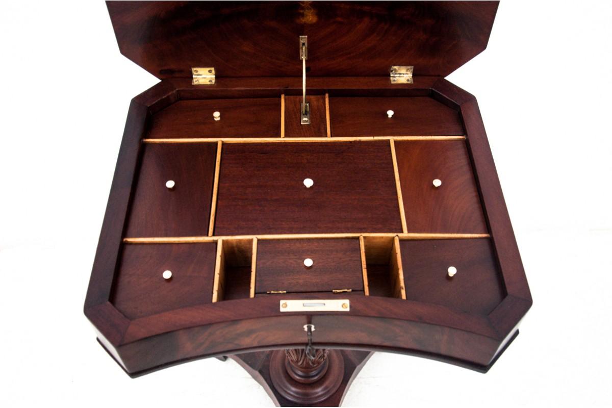 Walnut Thread table, Northern Europe, late 19th century. For Sale