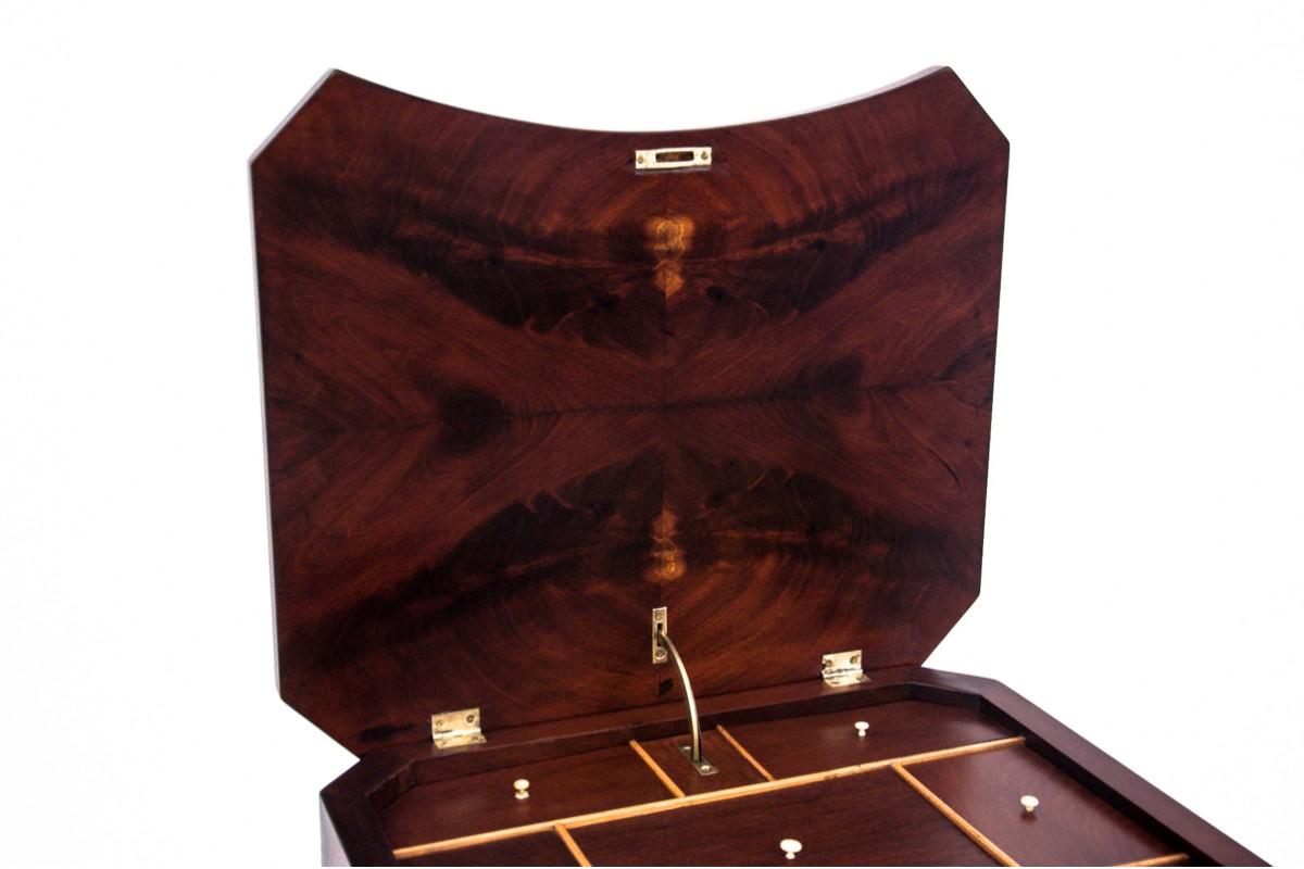 Thread table, Northern Europe, late 19th century. For Sale 2