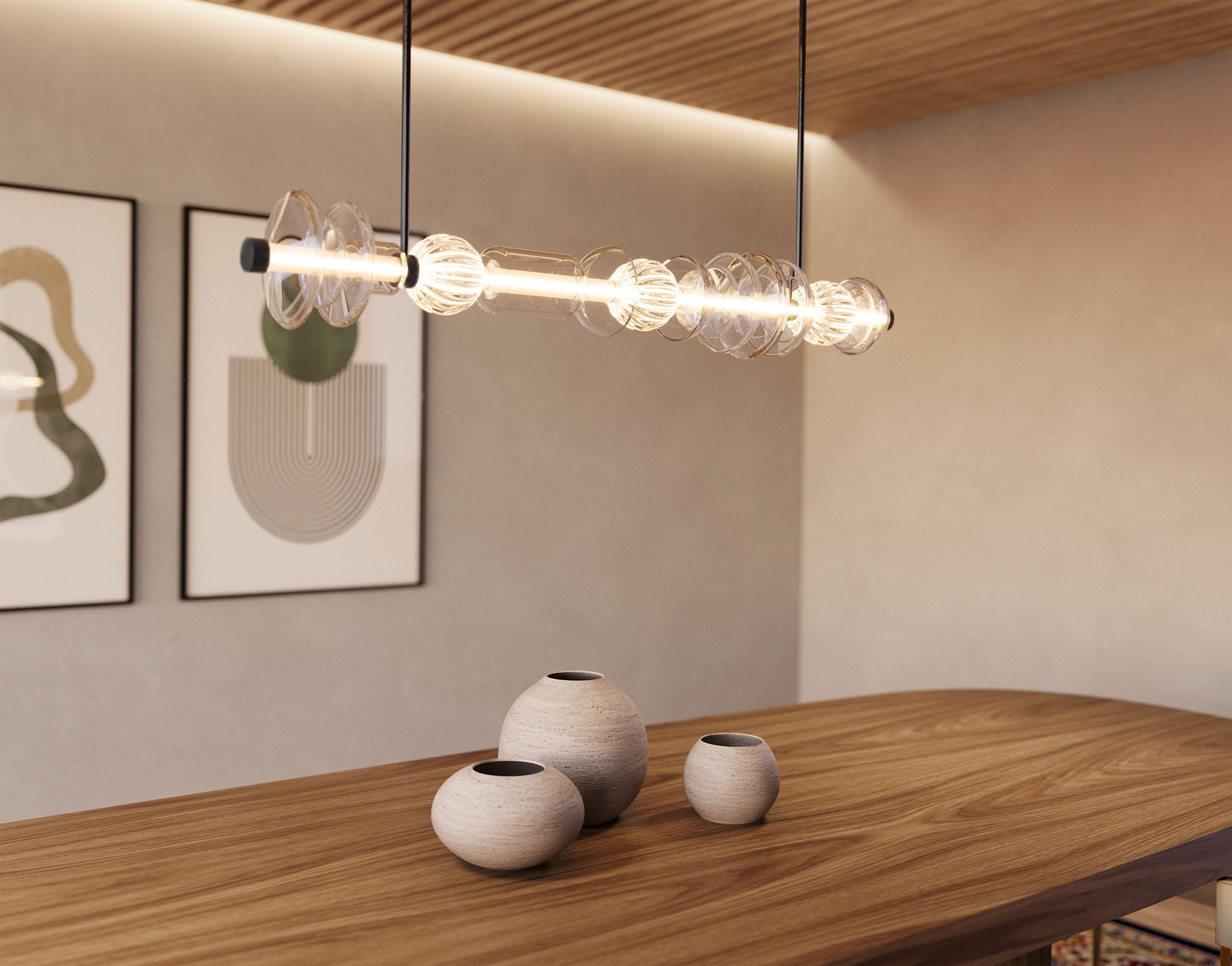 Un colonnato di silhouette architettoniche in vetro soffiato a mano su una struttura in acciaio annerito. Taglie personalizzate disponibili.

I modelli della collezione sono realizzati singolarmente a mano dagli abili artigiani del nostro studio. Su