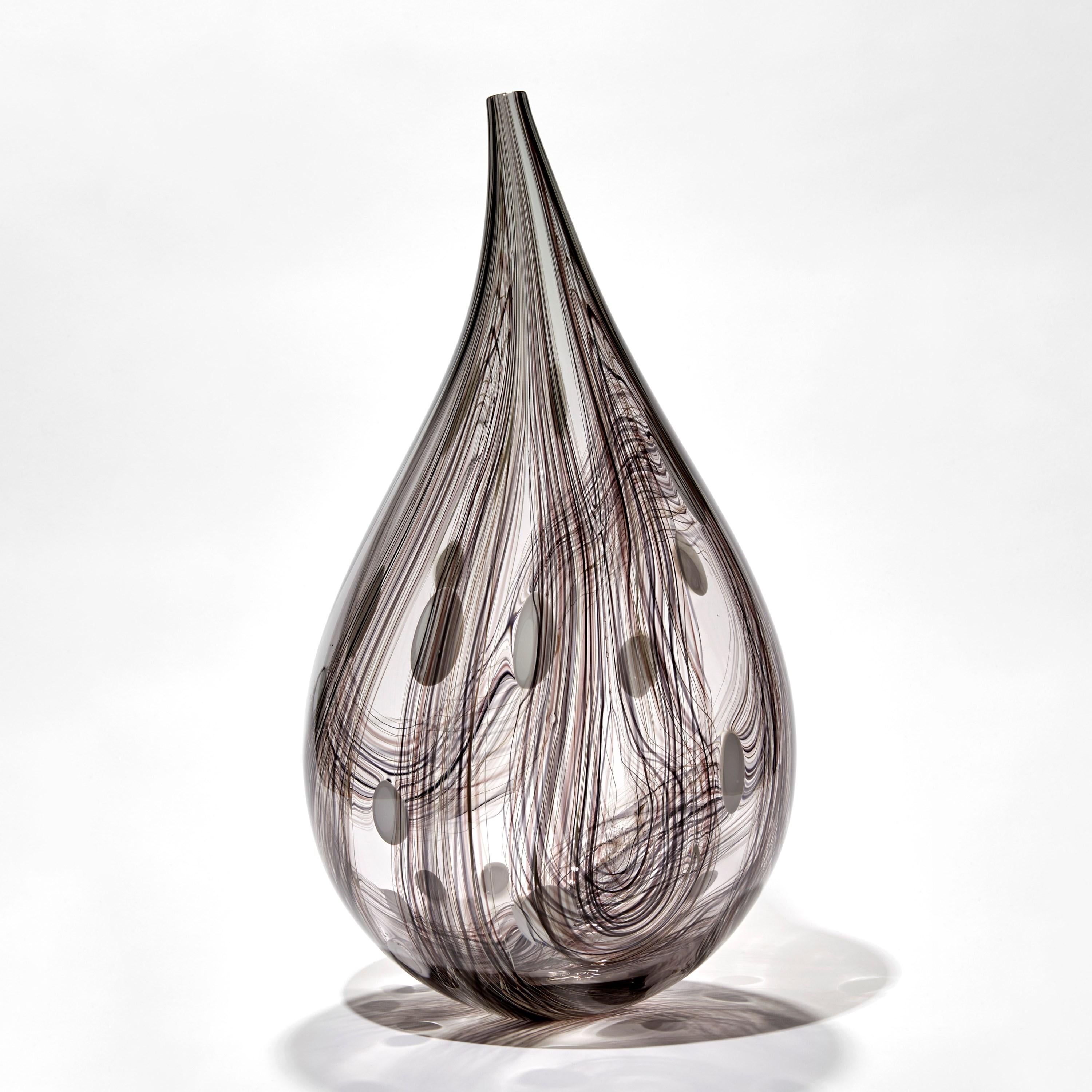 Organique Threads iii, vase en verre abstrait blanc, transparent et violet foncé d'Ann Wåhlström en vente