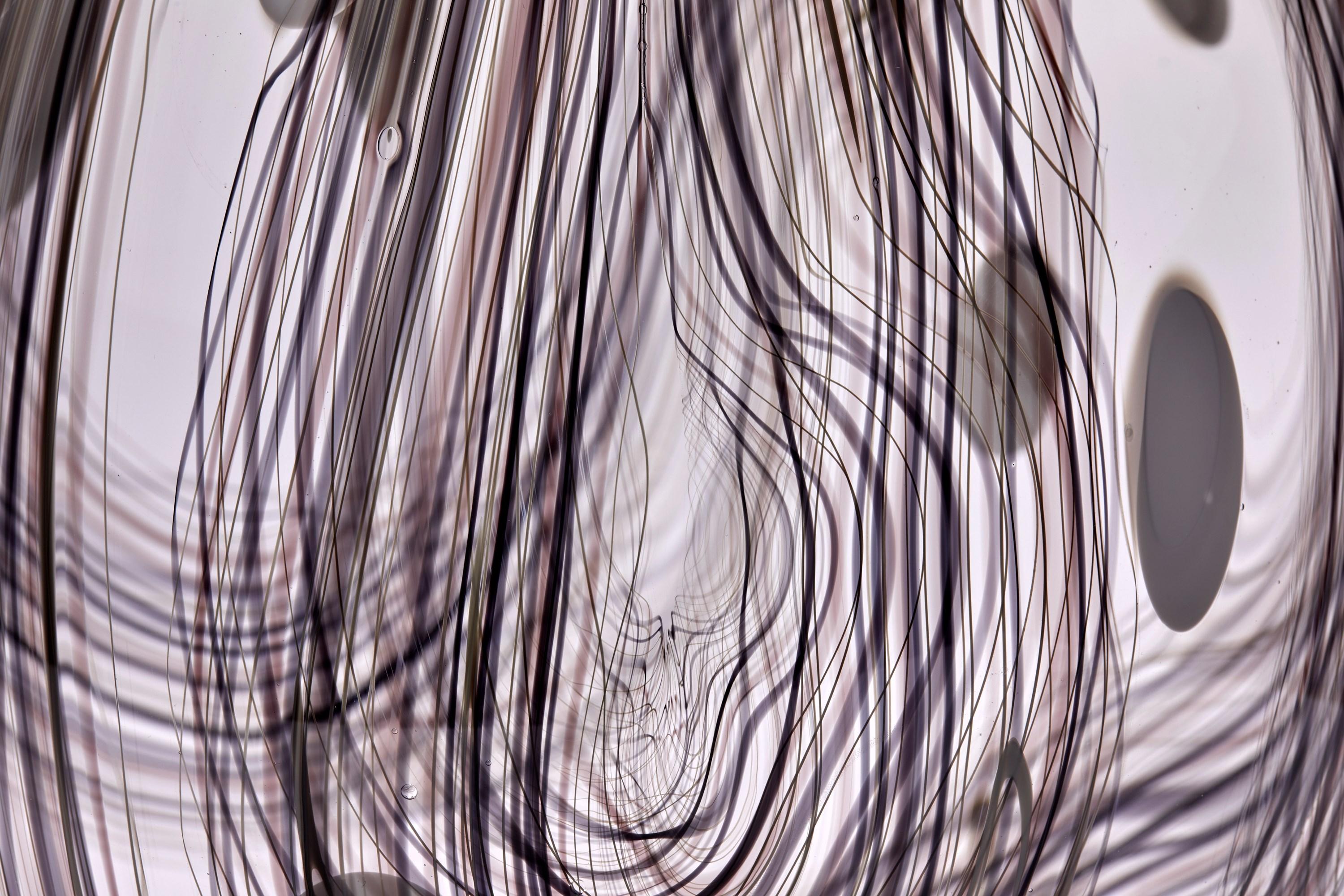 Fait main Threads iii, vase en verre abstrait blanc, transparent et violet foncé d'Ann Wåhlström en vente