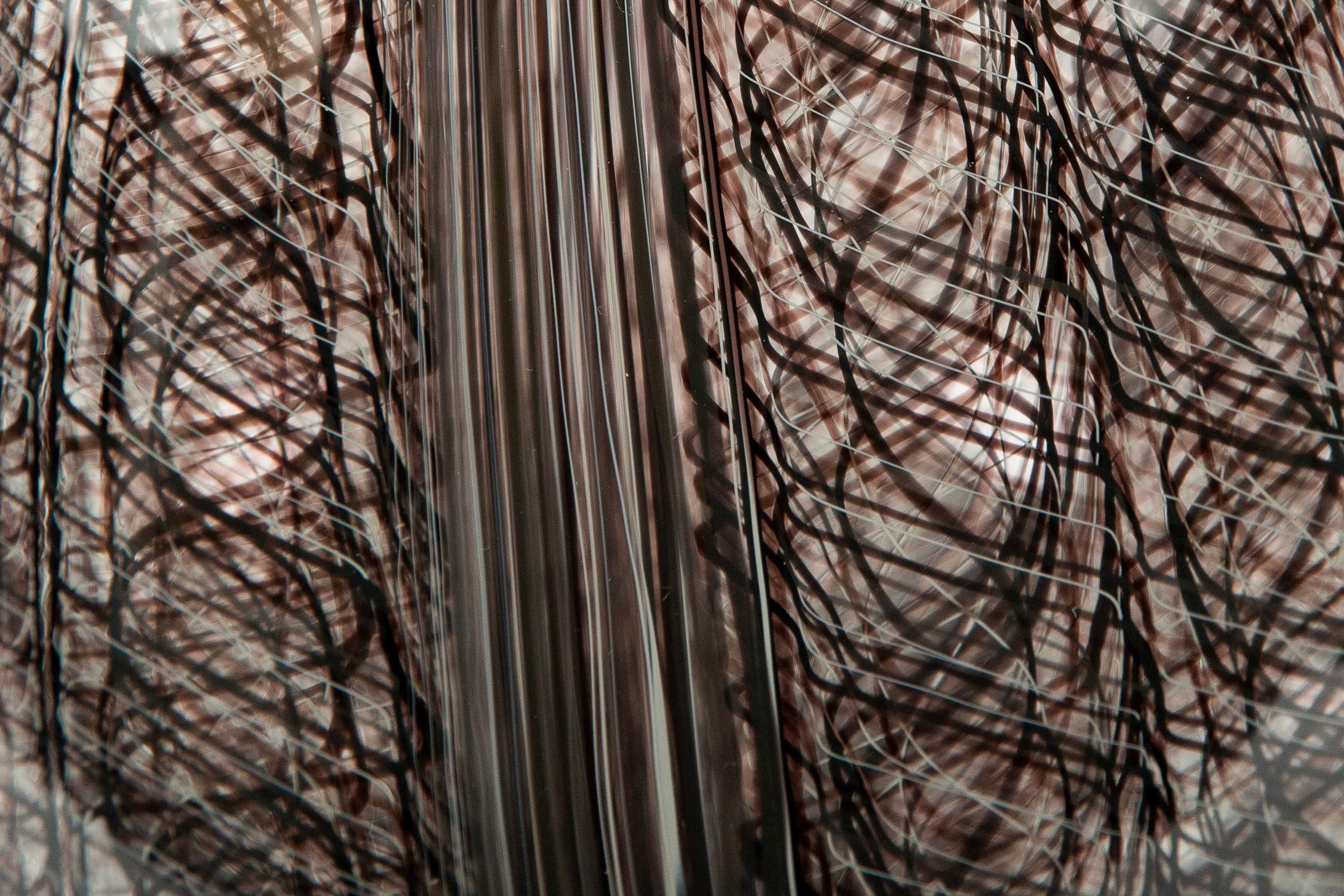XXIe siècle et contemporain Threads IV, une sculpture unique en verre soufflé transparent et aubergine d'Ann Wåhlström en vente