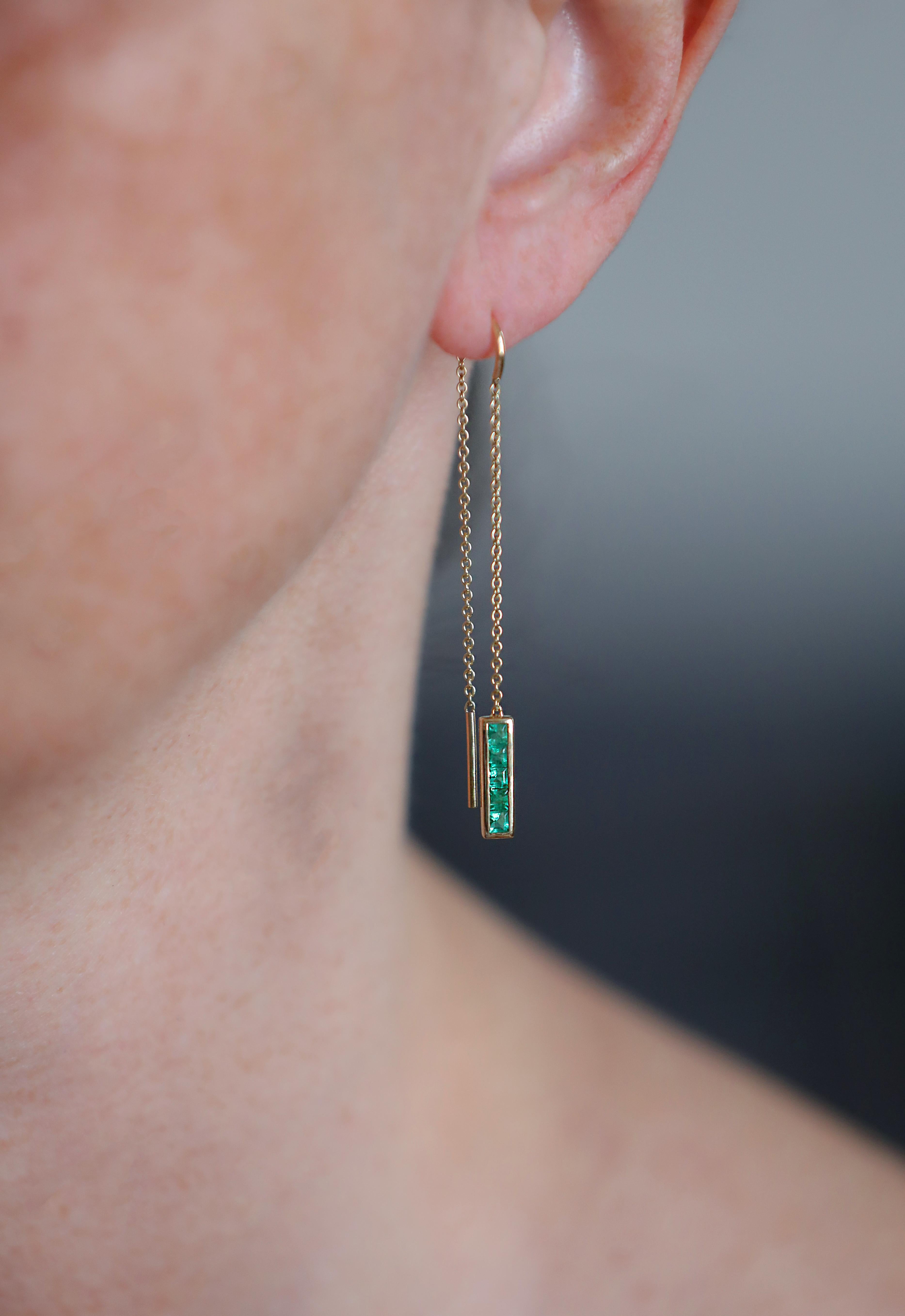 Contemporary Threadthrough Yellow Gold Chain with Channel Set Emerald Earrings For Sale