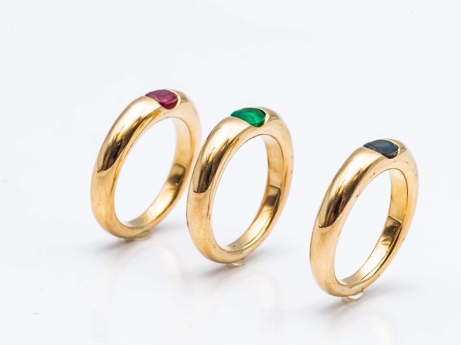 Three 18K Yellow Gold Bangles Rings Set with an Emerald, a Sapphire, and a Ruby

Ring composed of three Cartier house-style bangles in 18-carat yellow gold. Each ring is separable and is set with a stone.

Emerald bangle 9.8g
Sapphire bangle