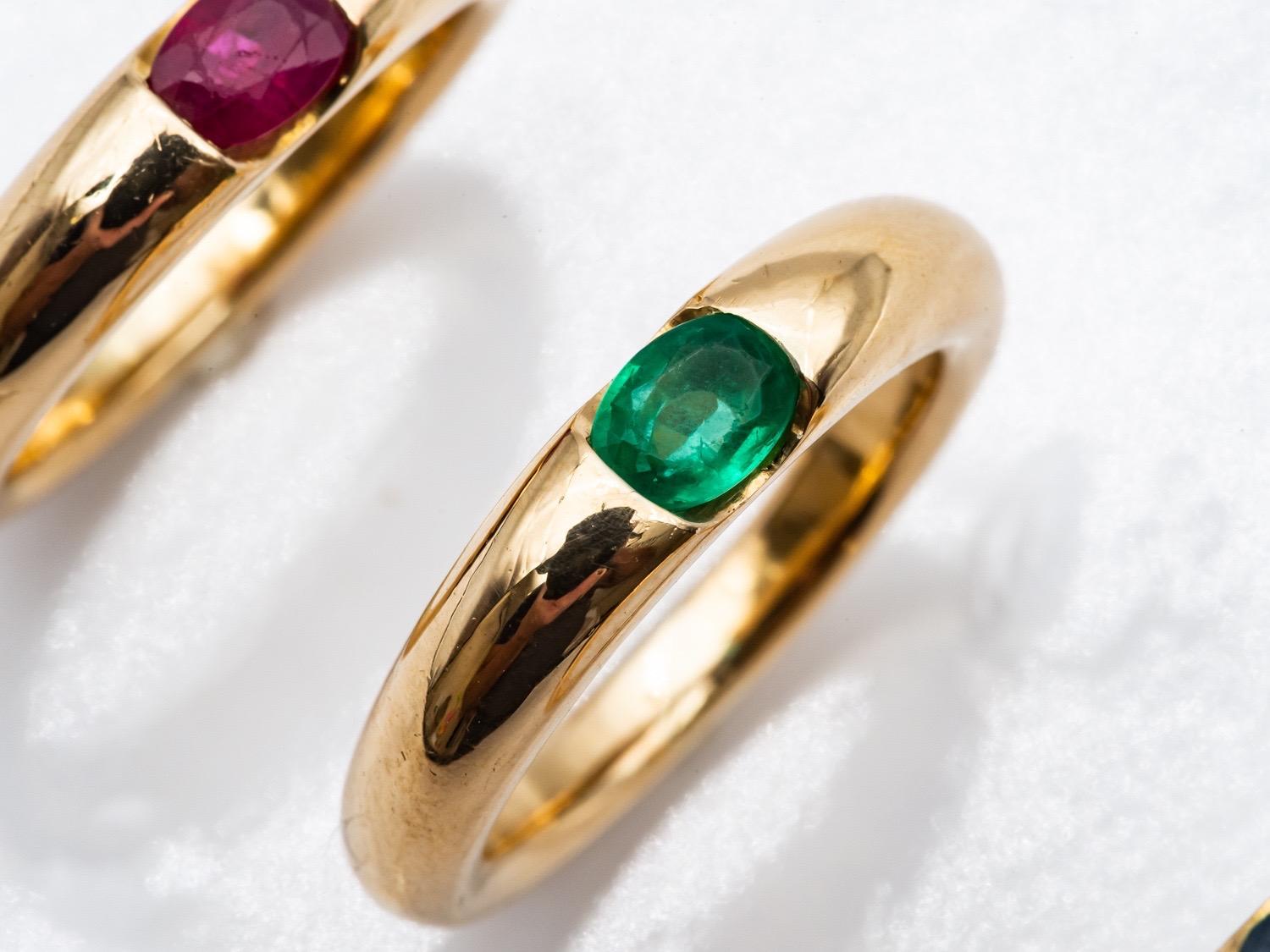 Three 18 Karat Gold Bangles Rings Set with an Emerald, a Sapphire, and a Ruby In Good Condition In Vannes, FR