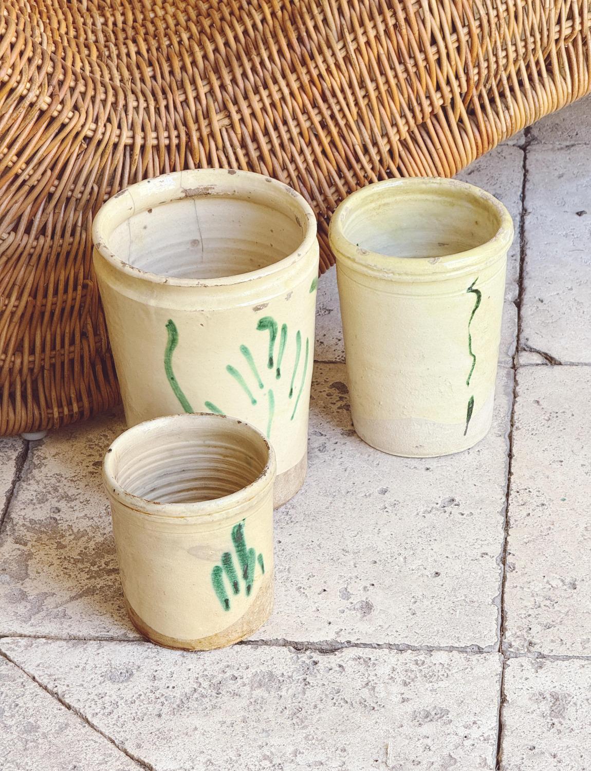 Peint à la main Trois pots italiens en céramique avec arbre de vie, datant des années 1930 en vente