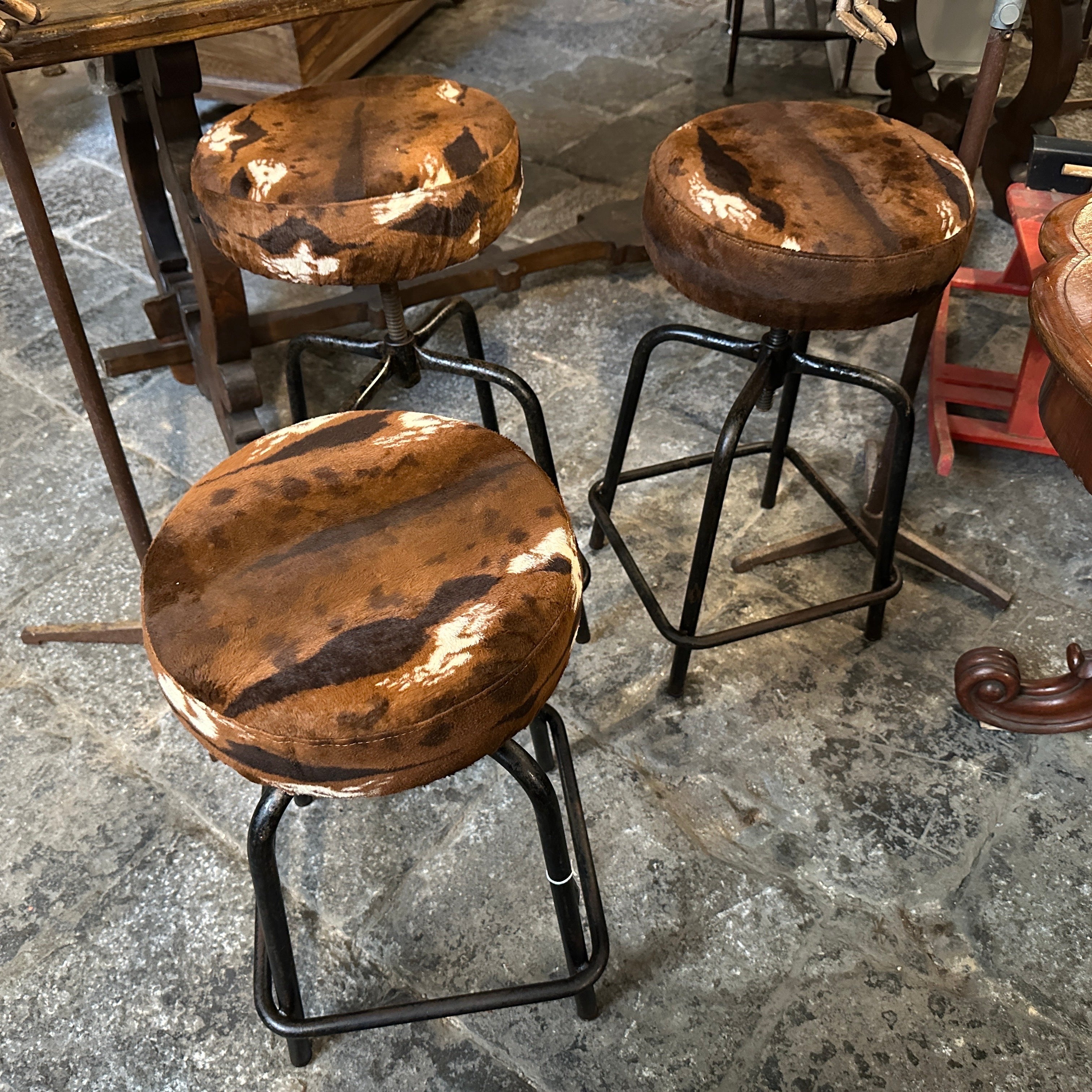 Tres Reposapiés Regulables de Hierro Industrial y Tela Italianos de los Años 50 en Bueno estado para la venta en Catania, Sicilia