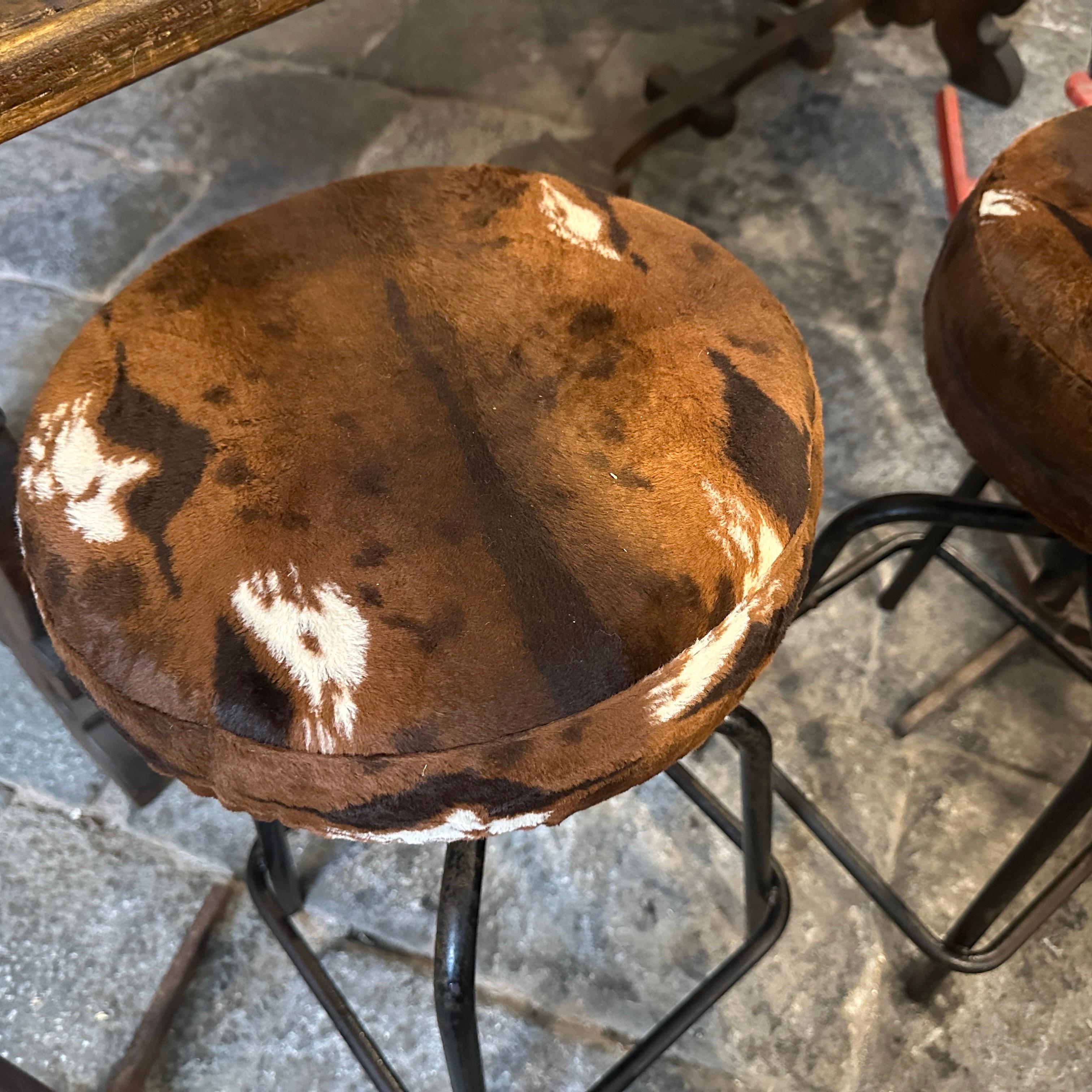 Tres Reposapiés Regulables de Hierro Industrial y Tela Italianos de los Años 50 en venta 1