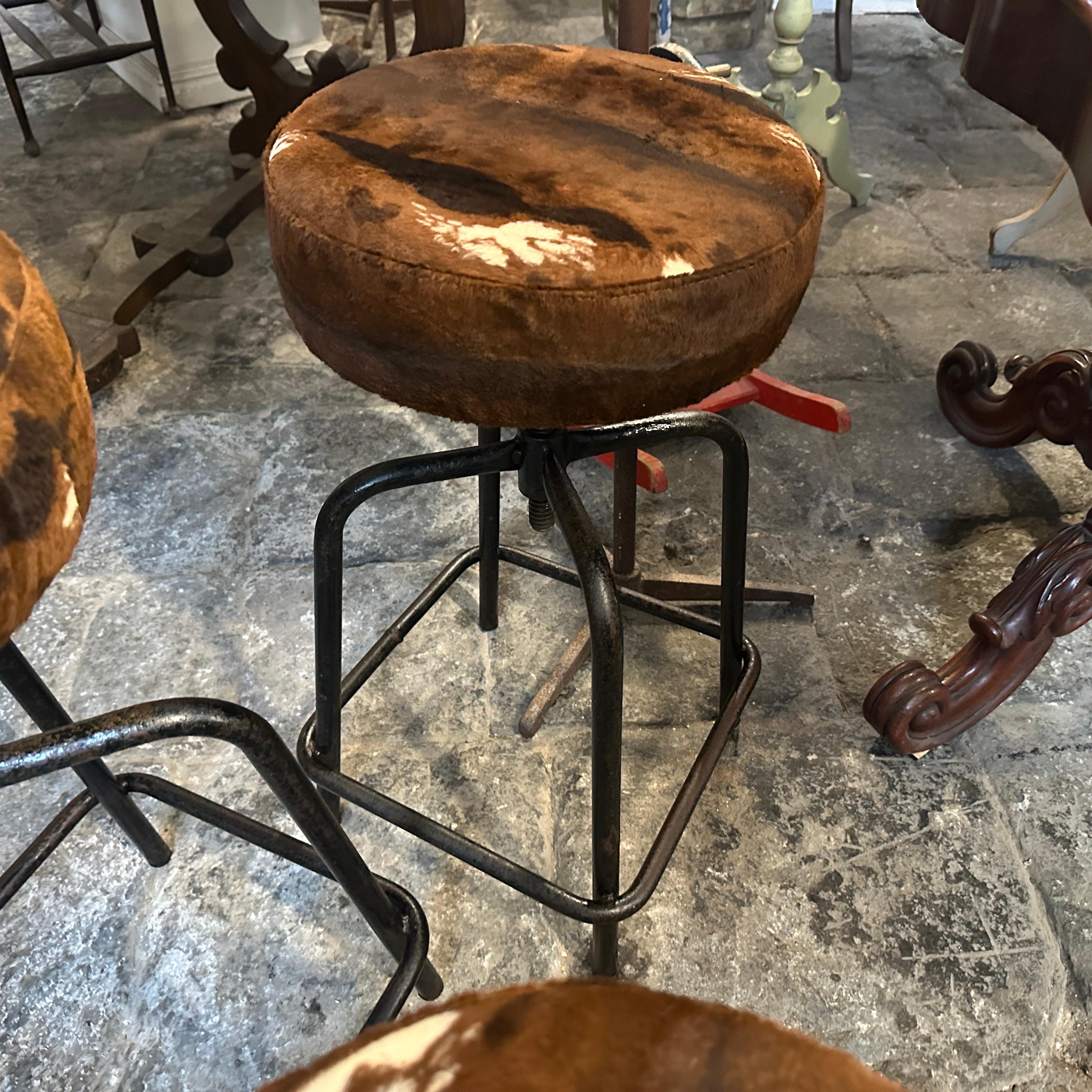 Tres Reposapiés Regulables de Hierro Industrial y Tela Italianos de los Años 50 en venta 2