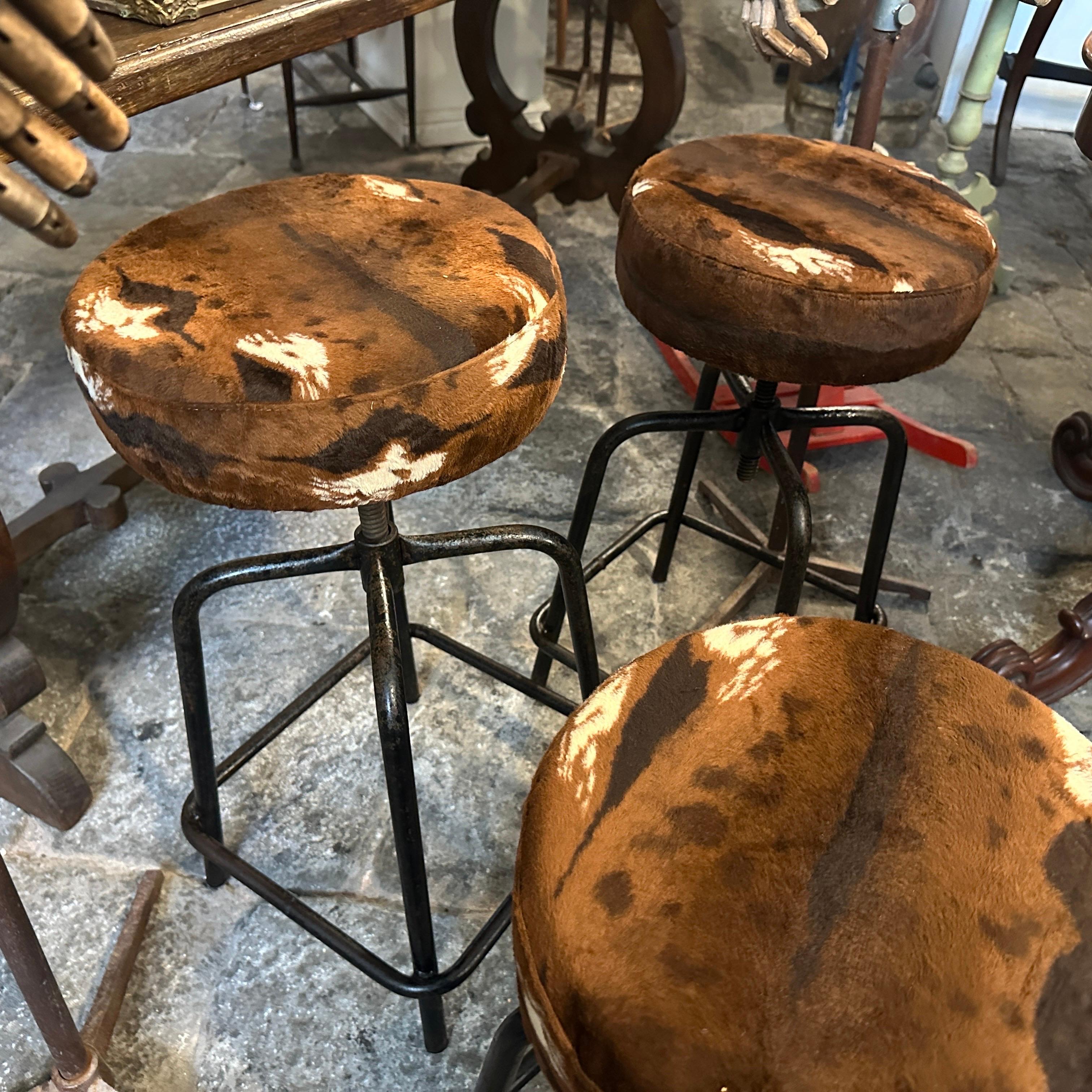 Tres Reposapiés Regulables de Hierro Industrial y Tela Italianos de los Años 50 en venta 4