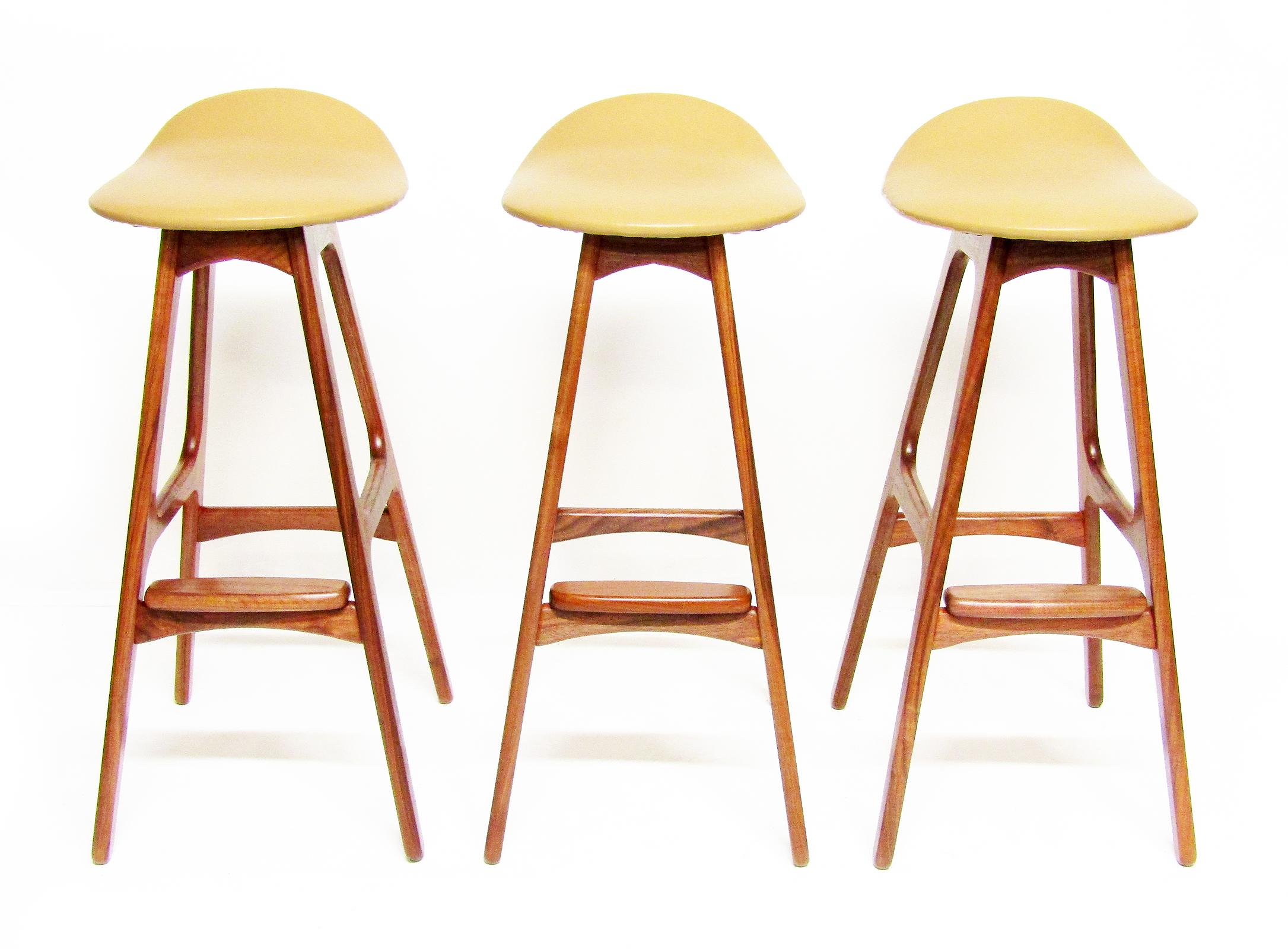 A set of three OD-61 bar stools, designed by Erik Buch for Oddense Møbelfabrik.

In rosewood and tan leather, this 1960s set has been fully reconditioned throughout.

The footrest and unique saddle-style seat provides stability and comfort.

Among