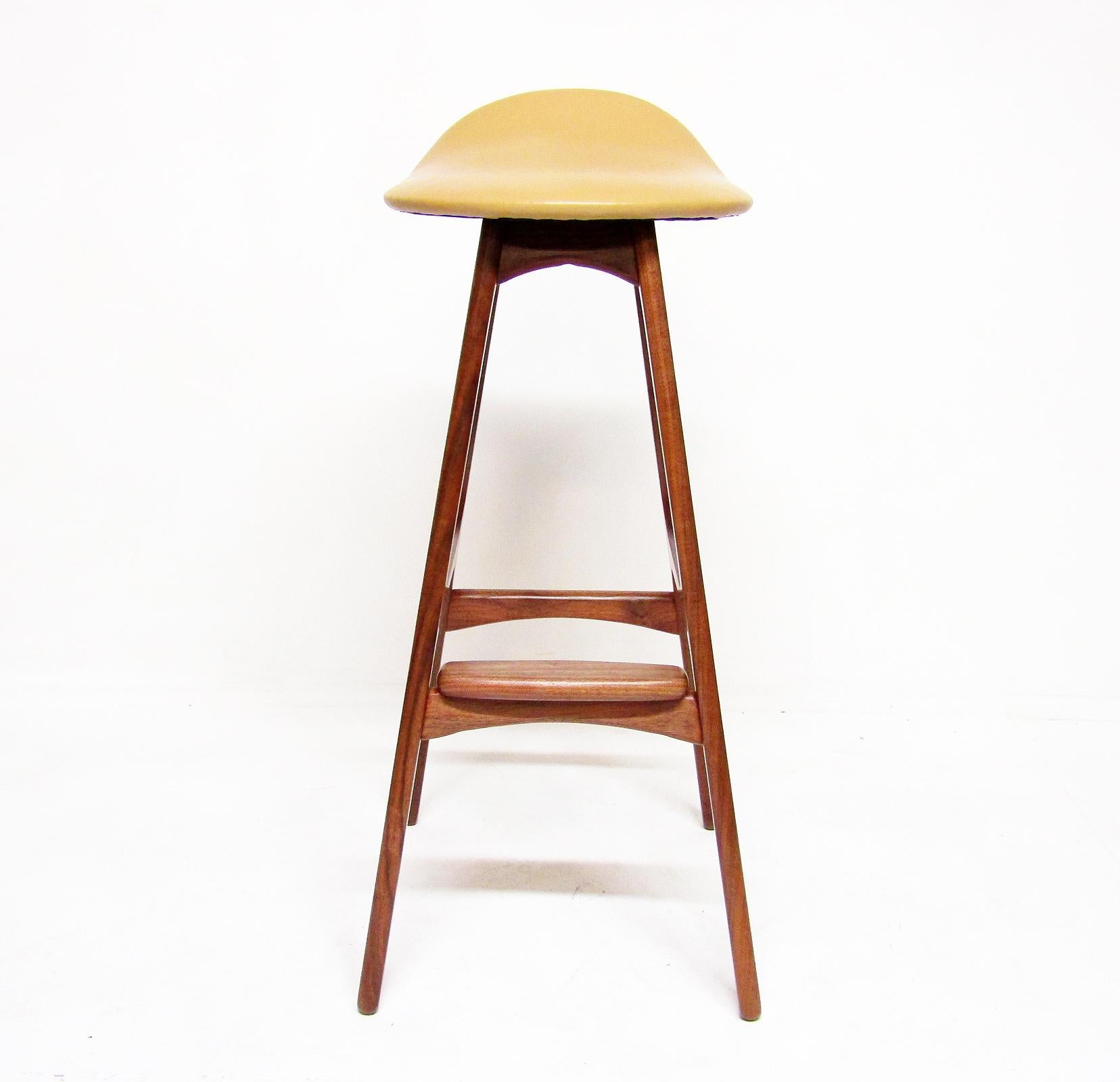 Mid-Century Modern Trois tabourets de bar ou de cuisine danois des années 1960 en bois de rose et cuir par Erik Buch en vente