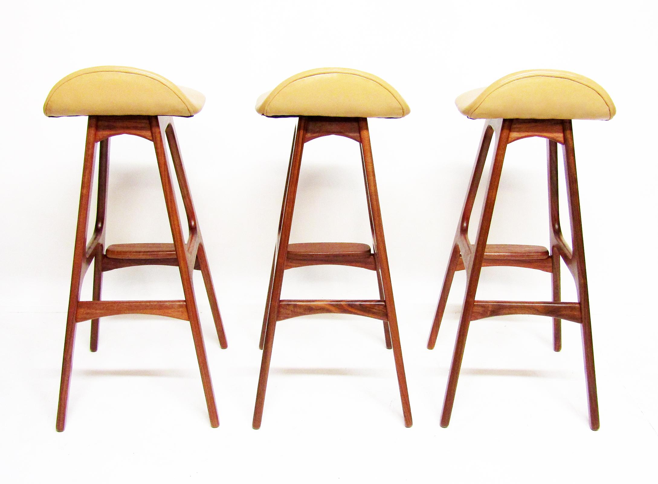 Three 1960s Danish Bar Or Kitchen Stools In Rosewood & Leather by Erik Buch For Sale 4