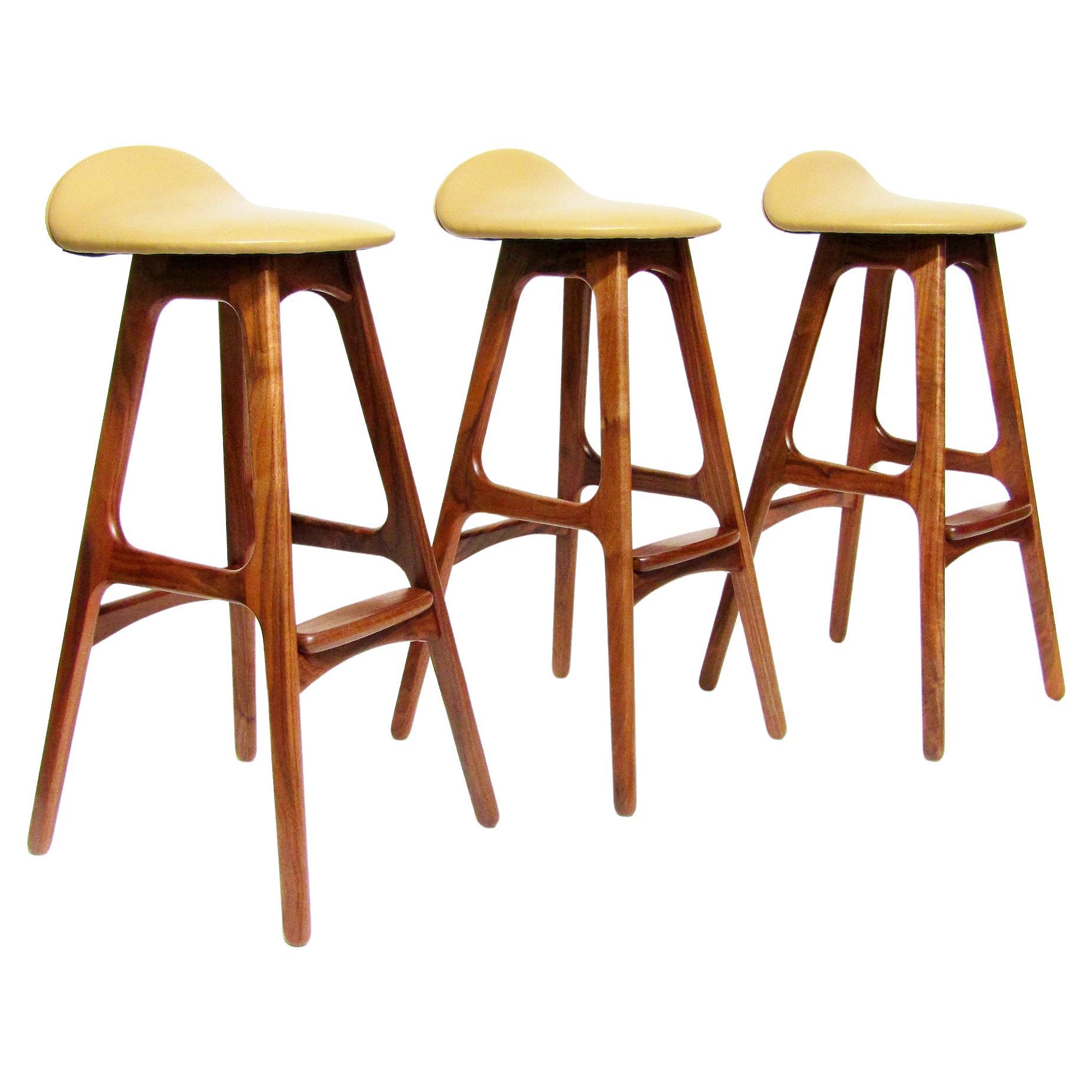 Trois tabourets de bar ou de cuisine danois des années 1960 en bois de rose et cuir par Erik Buch