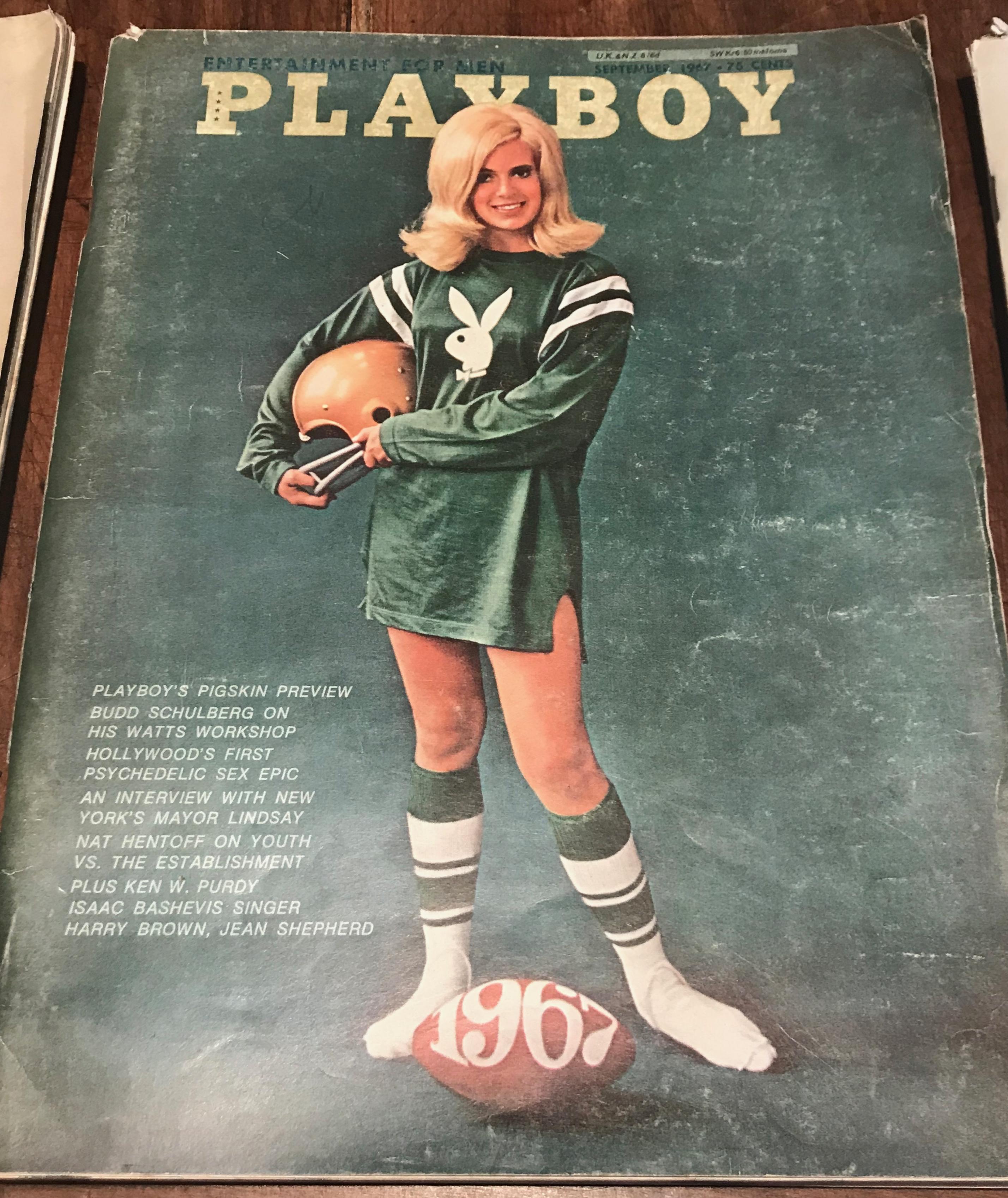 Sehr coole Vintage-Playboy-Magazine, vollgepackt mit dem, was man erwarten würde: interessante Leitartikel, sexy Mittelfalten, Playmate-Interviews und jede Menge cooler 1960er-Jahre-Anzeigen.
Legen Sie sie auf Ihren Schreibtisch oder Couchtisch, um