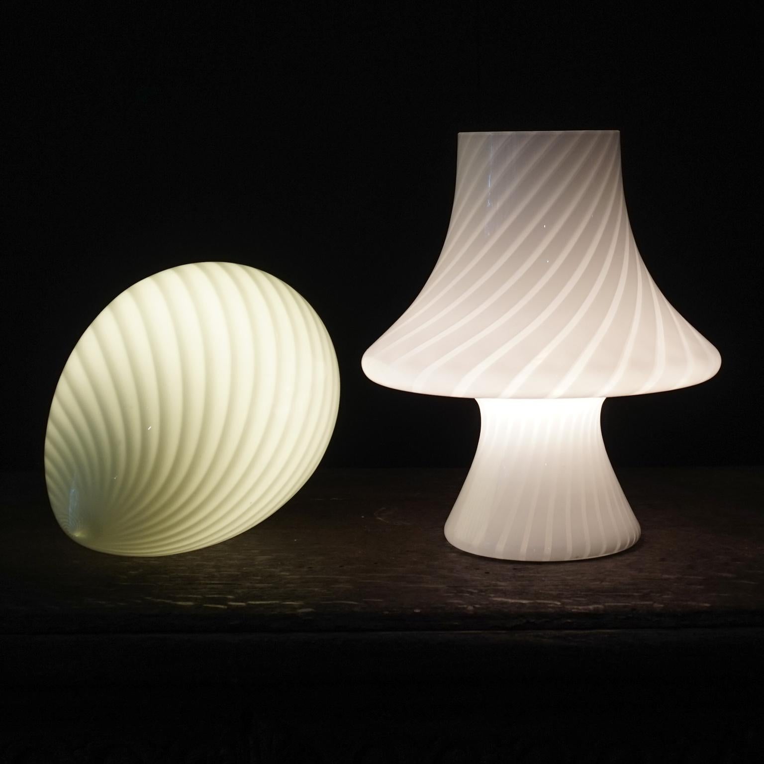 Drei italienische mittelgroße Lampen aus weißem Murano-Glas der 1980er Jahre mit Pilz und Ei im Angebot 3