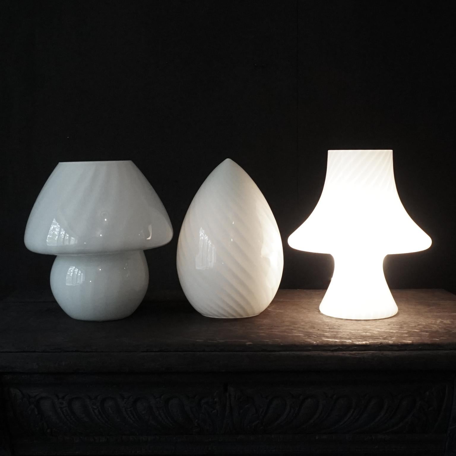 Drei italienische mittelgroße Lampen aus weißem Murano-Glas der 1980er Jahre mit Pilz und Ei (Hollywood Regency) im Angebot