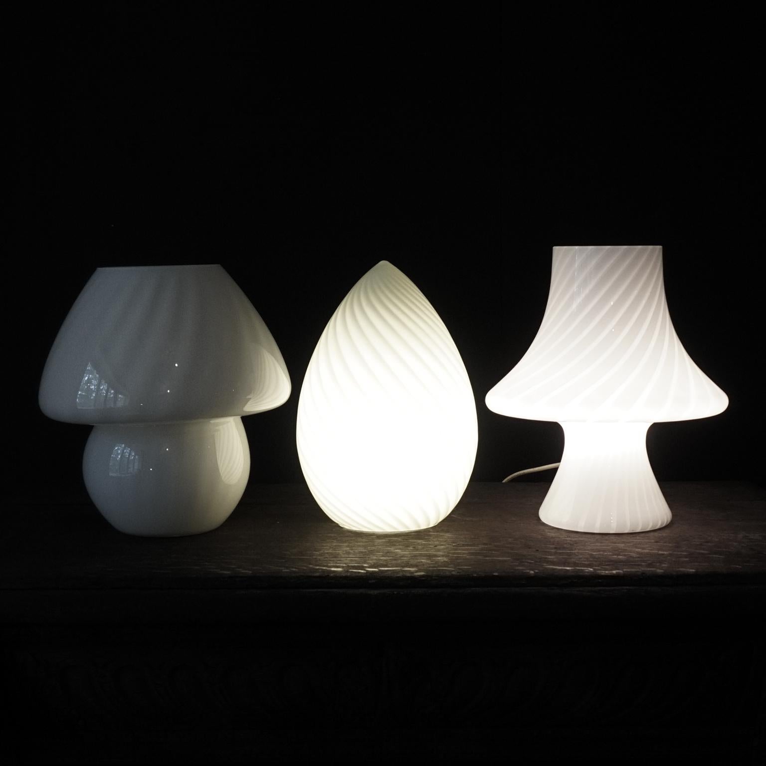 Drei italienische mittelgroße Lampen aus weißem Murano-Glas der 1980er Jahre mit Pilz und Ei (Italienisch) im Angebot