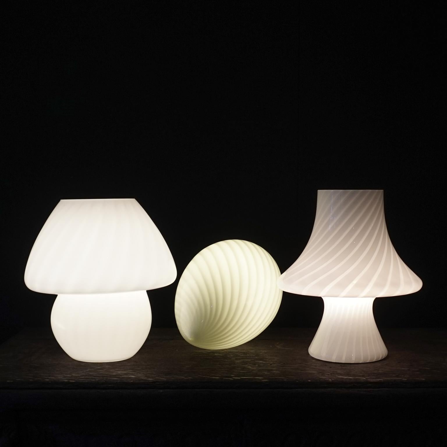 Drei italienische mittelgroße Lampen aus weißem Murano-Glas der 1980er Jahre mit Pilz und Ei im Angebot 1