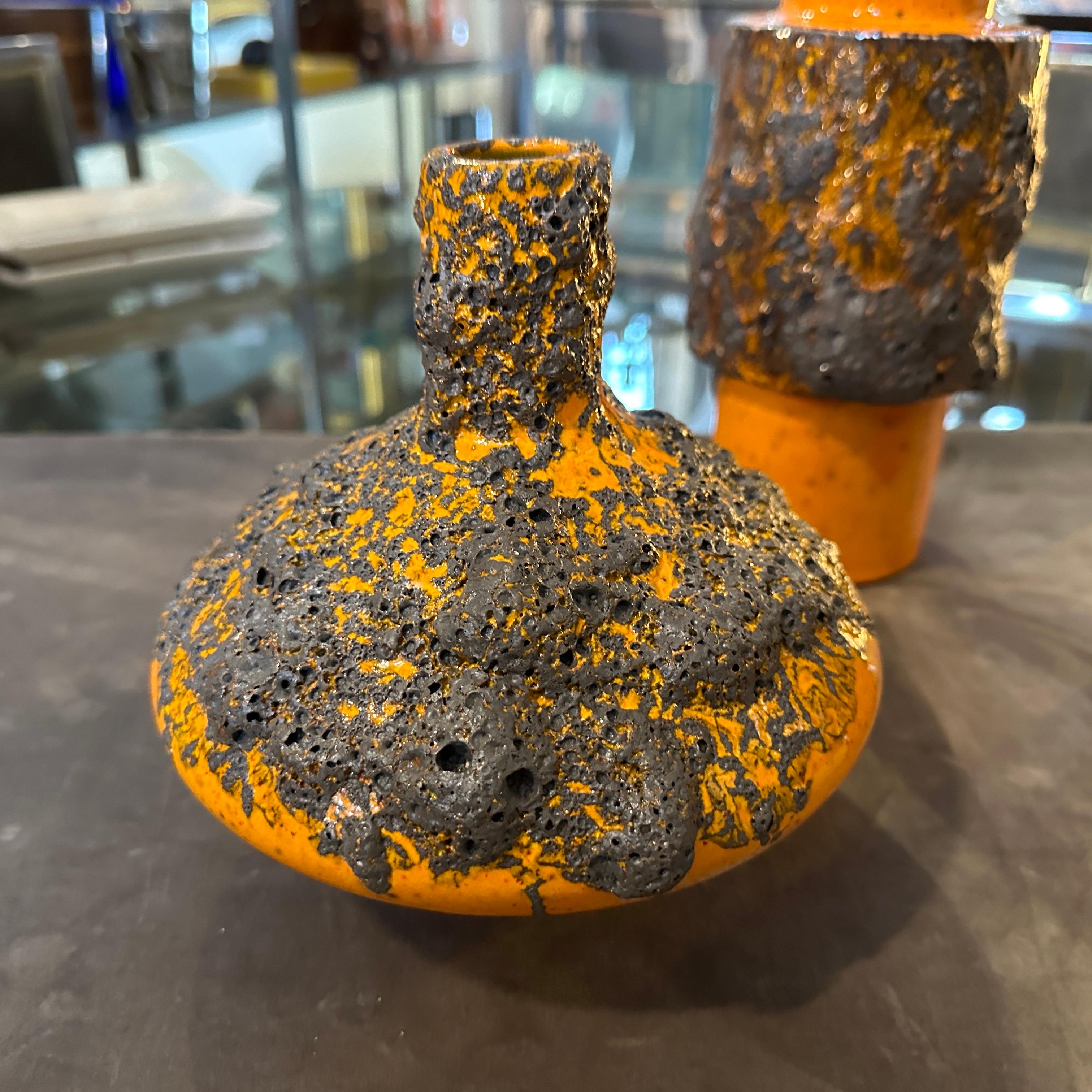 Fatto a mano Tre arancioni e neri modernisti degli anni '80  Vasi tedeschi in ceramica Fat Lava in vendita