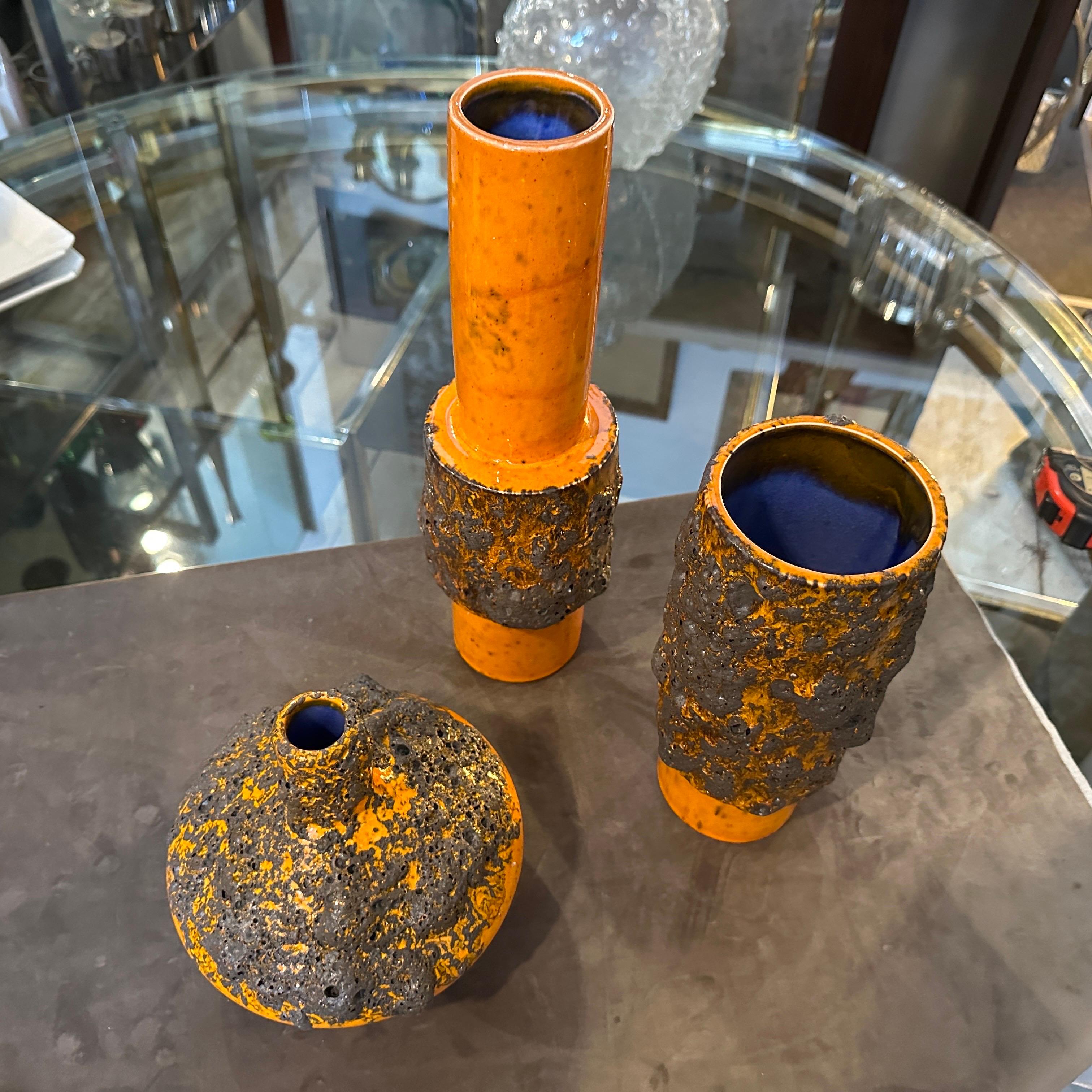 XX secolo Tre arancioni e neri modernisti degli anni '80  Vasi tedeschi in ceramica Fat Lava in vendita