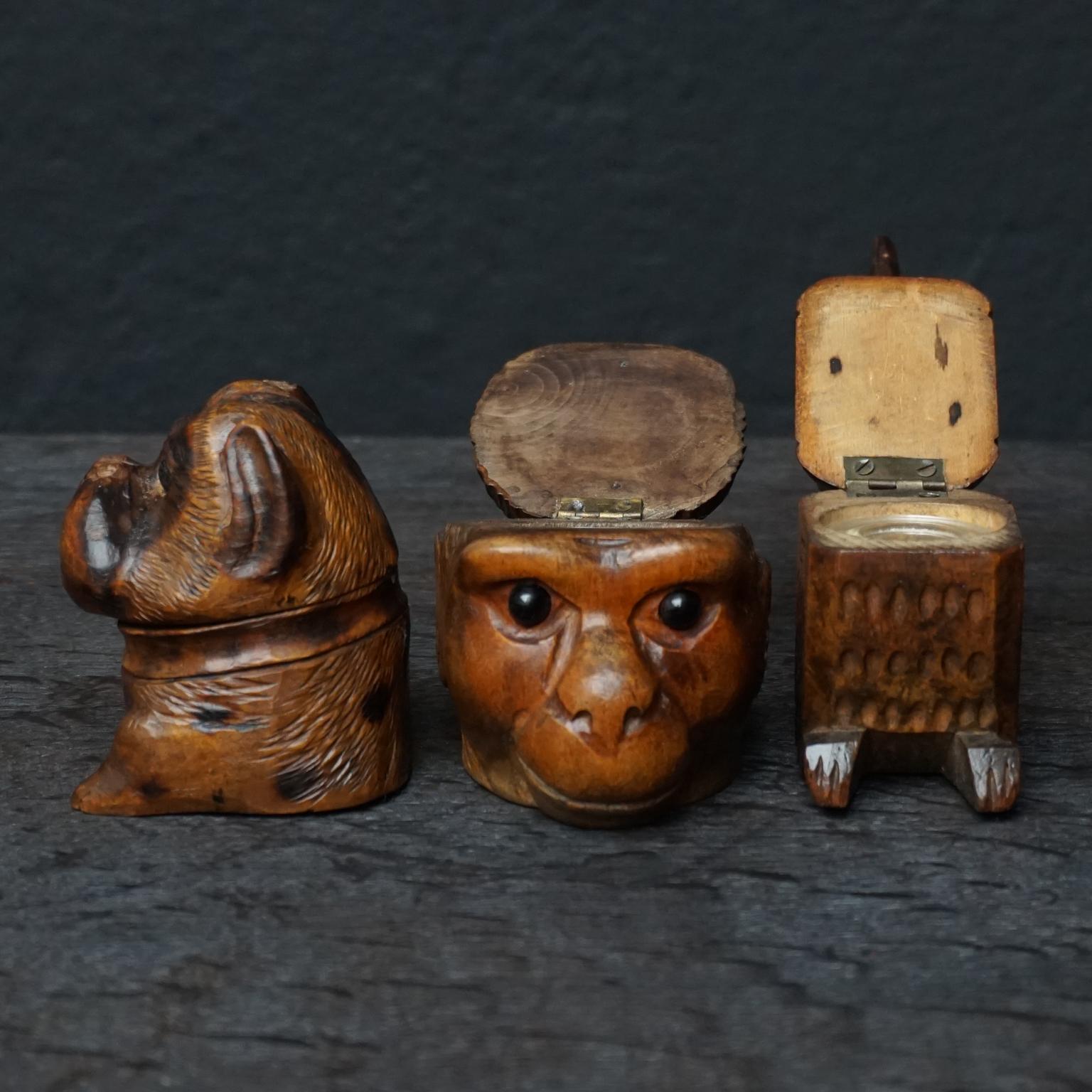 Verre Trois encriers du XIXe siècle en noyer sculpté Black Forest Singe Kingfisher Bouledogue en vente