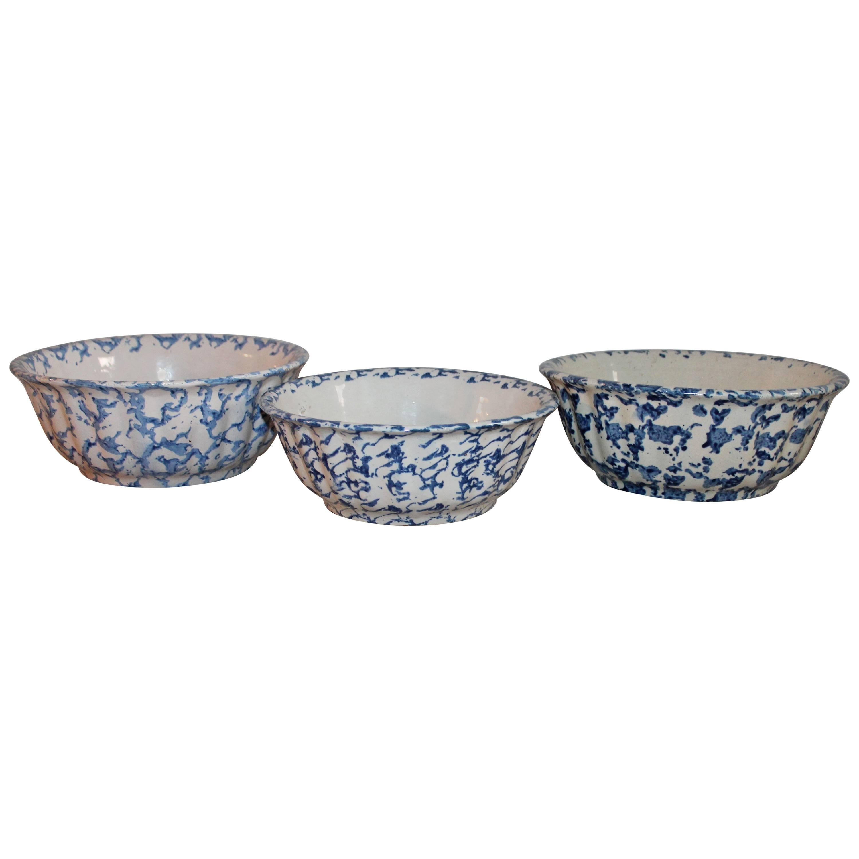 Trois bols festonnés en poterie Sponge Ware du 19ème siècle