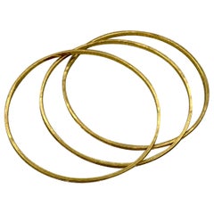 Trois bracelets jonc empilables en or 22 carats 26,6 grammes