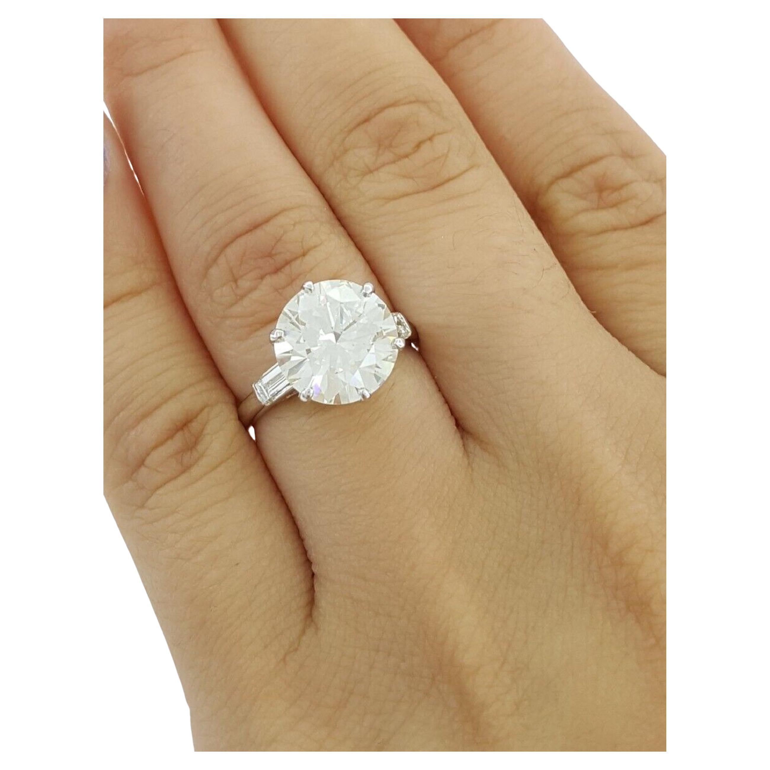 Modern Three 3-Stone 3.40 Carat Round Brilliant Cut Diamond Engagement Ring For Sale