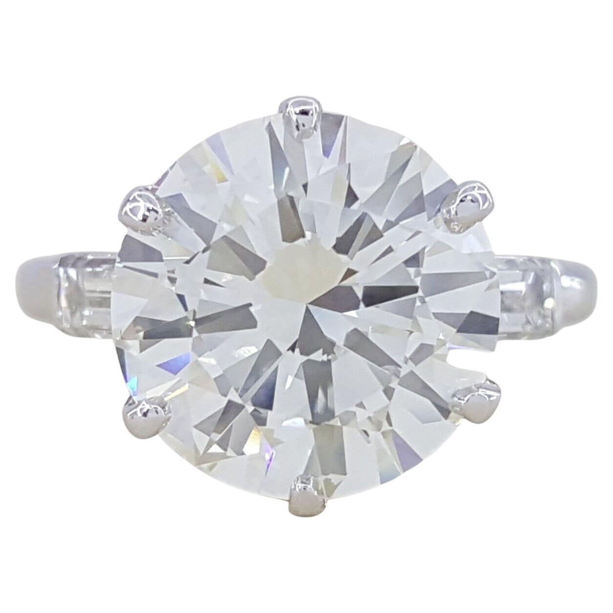 Bague de fiançailles 3(three) à diamants ronds taillés en brillant. 

La bague pèse 4,9 grammes, taille 4,75, la pierre centrale est un diamant naturel de taille ronde et brillante. 

