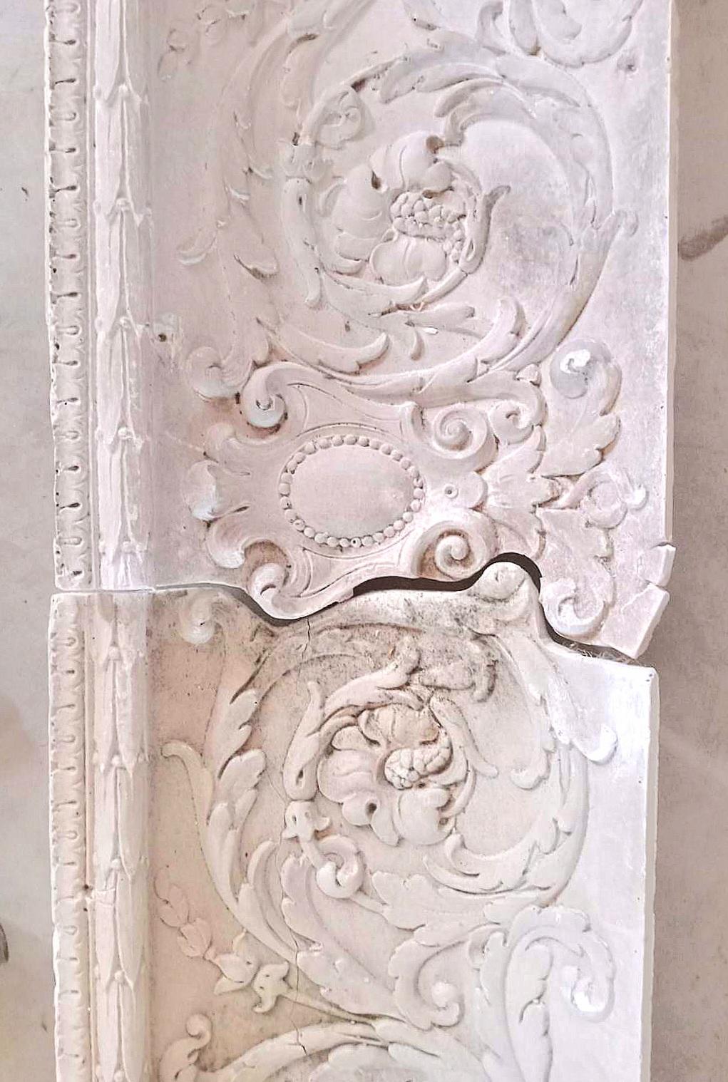 Three 4' intricate interlocking plaster crown molding pieces  en vente 3