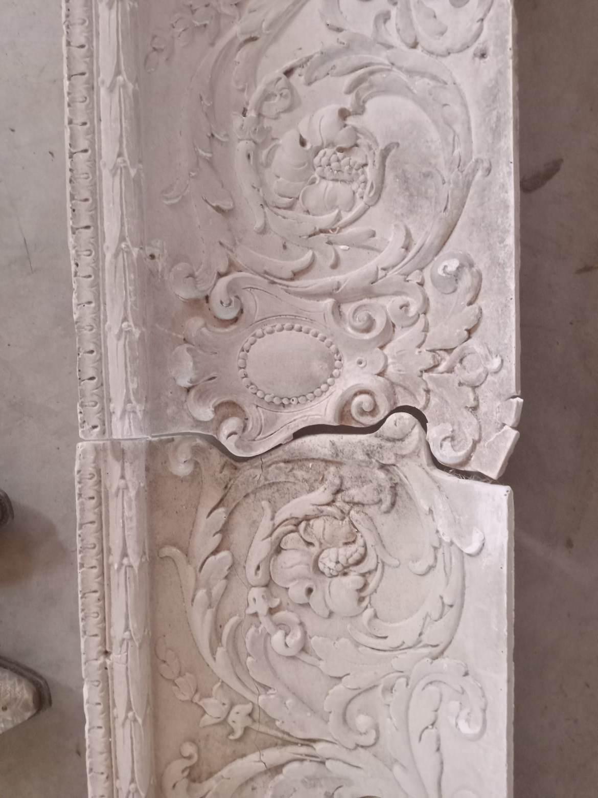 Rococo Three 4' intricate interlocking plaster crown molding pieces  en vente