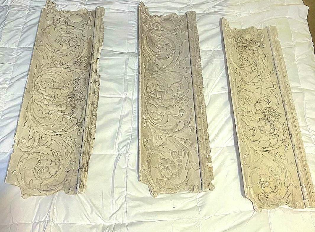 Three 4' intricate interlocking plaster crown molding pieces  In Distressed Condition For Sale In Waxahachie, TX