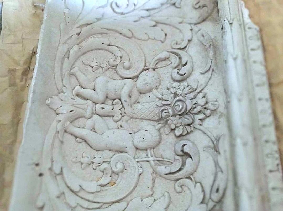 Three 4' intricate interlocking plaster crown molding pieces  en vente 1