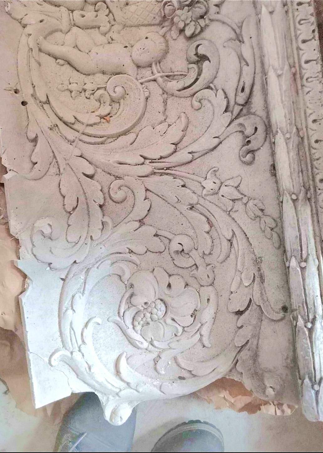 Three 4' intricate interlocking plaster crown molding pieces  For Sale 1