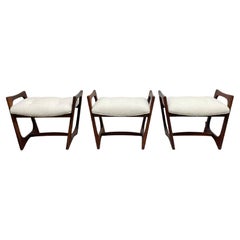 Tre sgabelli / panche scultoree in bouclé di Adrian Pearsall