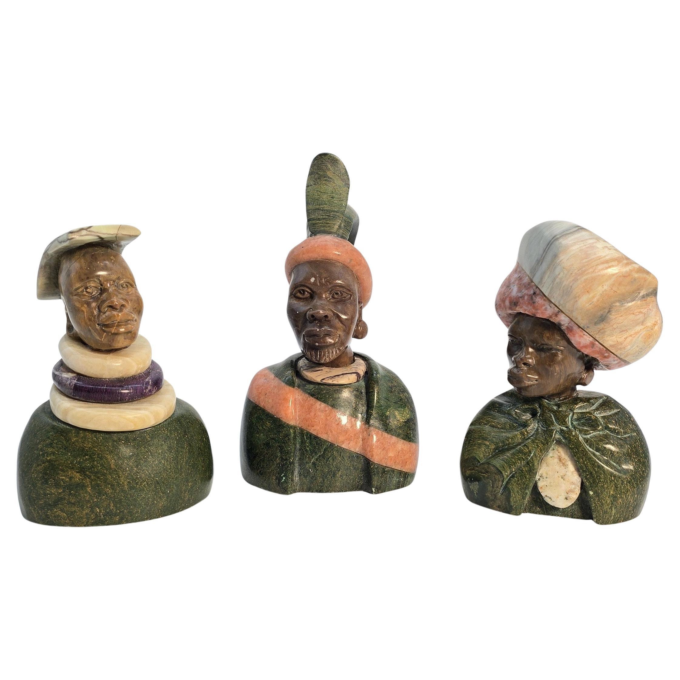 Tre figure africane in pietra scolpita del 1930 circa in vendita