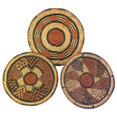 Trois plateaux africains en forme de panier enroulé, Hausa, Nigeria, 20e siècle, Tribal Art